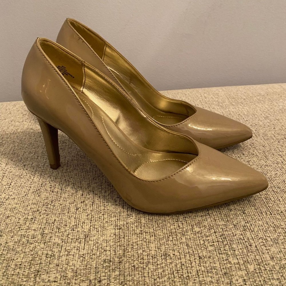 Bandolino - Nude Pointed Toe Pumps